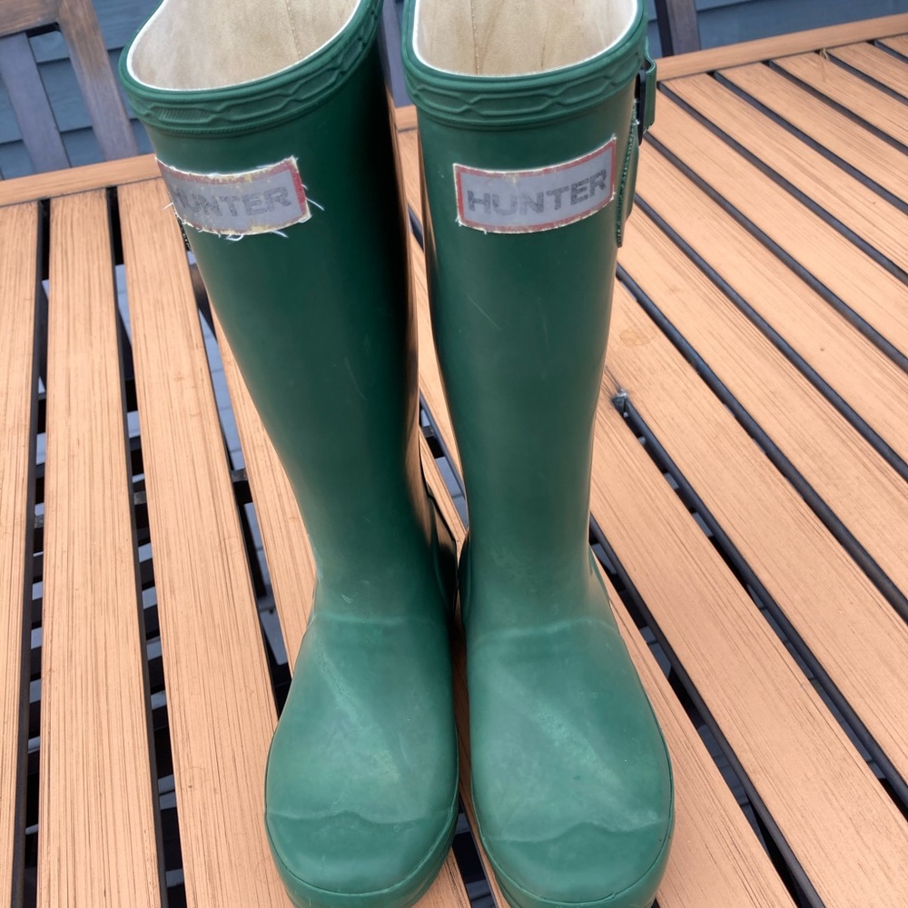 Youth size 1 green Hunter rain boots